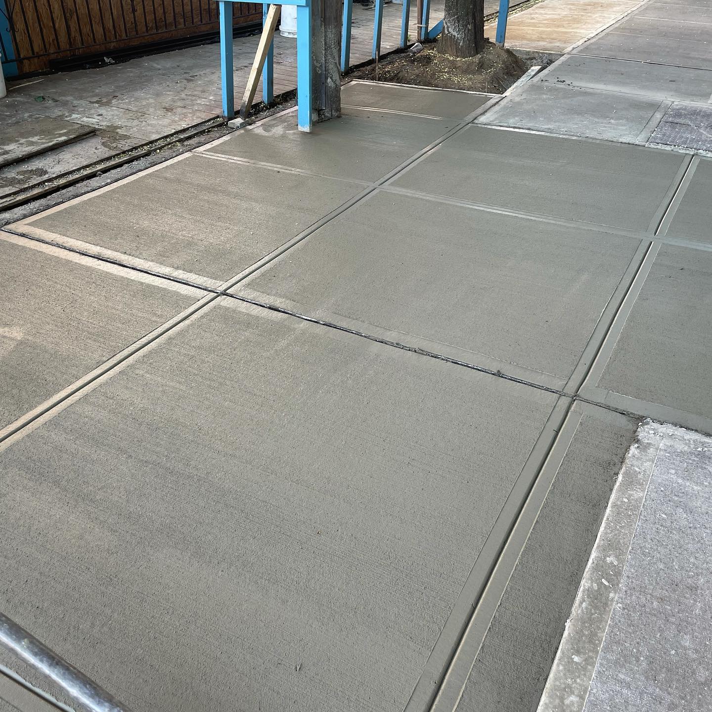 Concrete sidewalk. New concrete sidewalk.
                                        